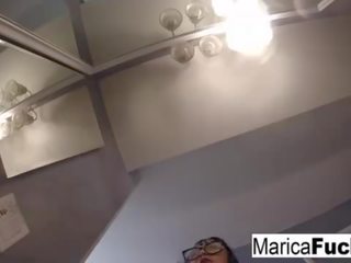 Marica hase -ban elbűvölő fehérnemű maszturbál -ban a tükör