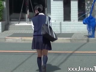 Pouco japonesa aluna brinquedos cona sobre cuecas em