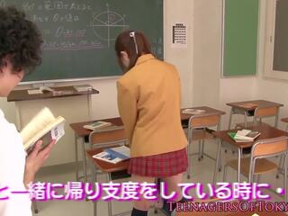 Japanilainen koulutyttö imevien kukko sisään luokkahuone: vapaa porno af